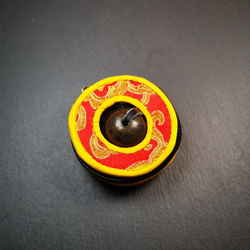 This tingsha bell set was handmade in Nepal,using traditional techniques and materials. It was made of brass,dark color,6.5cm diameter,with pure, clear and resonant,good for meditation. Come with tingsha case.