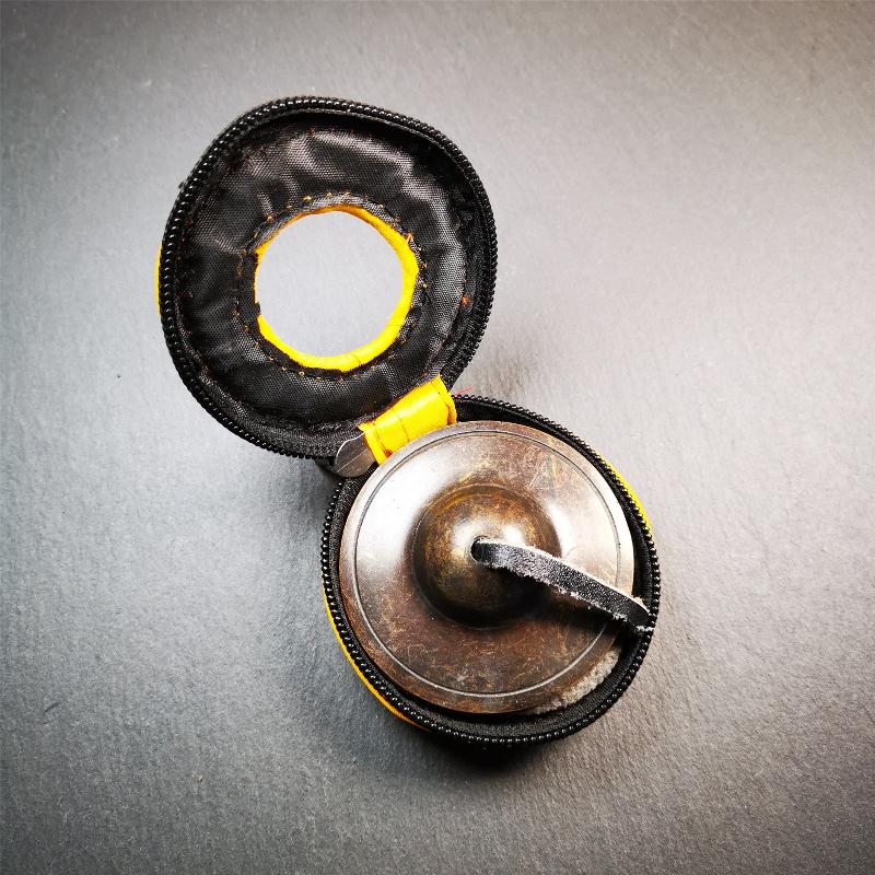 This tingsha bell set was handmade in Nepal,using traditional techniques and materials. It was made of brass,dark color,6.5cm diameter,with pure, clear and resonant,good for meditation. Come with tingsha case.