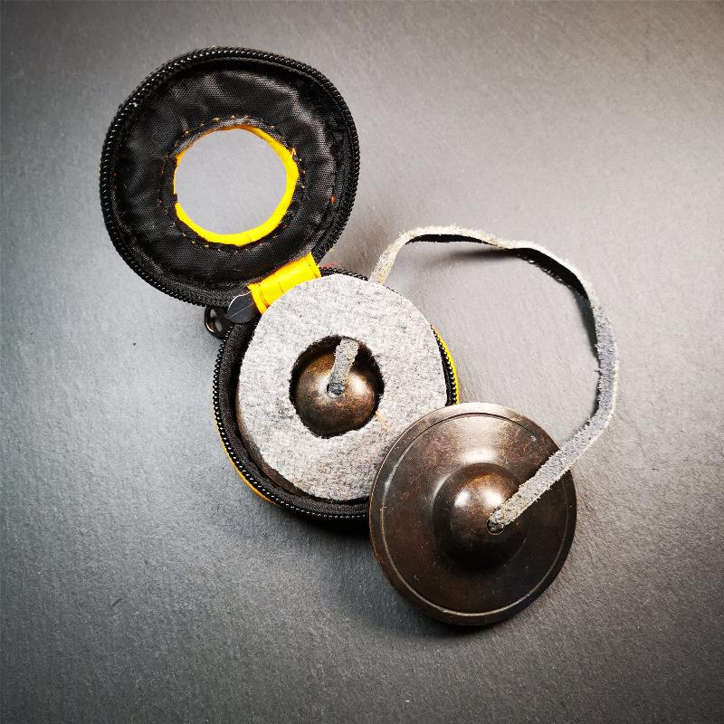 This tingsha bell set was handmade in Nepal,using traditional techniques and materials. It was made of brass,dark color,6.5cm diameter,with pure, clear and resonant,good for meditation. Come with tingsha case.