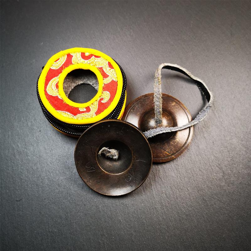This tingsha bell set was handmade in Nepal,using traditional techniques and materials. It was made of brass,dark color,6.5cm diameter,with pure, clear and resonant,good for meditation. Come with tingsha case.