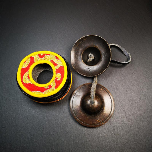 This tingsha bell set was handmade in Nepal,using traditional techniques and materials. It was made of brass,dark color,6.5cm diameter,with pure, clear and resonant,good for meditation. Come with tingsha case.