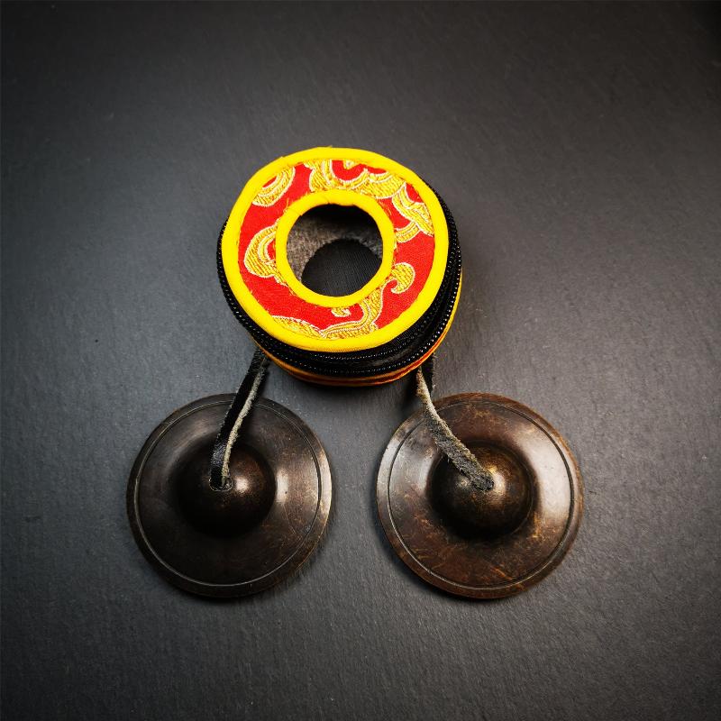 This tingsha bell set was handmade in Nepal,using traditional techniques and materials. It was made of brass,dark color,6.5cm diameter,with pure, clear and resonant,good for meditation. Come with tingsha case.