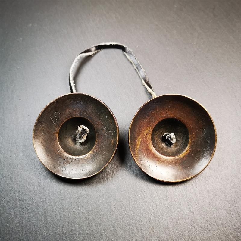 This tingsha bell set was handmade in Nepal,using traditional techniques and materials. It was made of brass,dark color,6.5cm diameter,with pure, clear and resonant,good for meditation. Come with tingsha case.