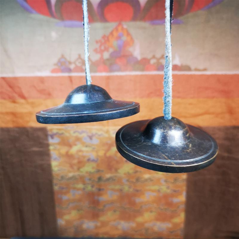 This tingsha bell set was handmade in Nepal,using traditional techniques and materials. It was made of brass,dark color,6.5cm diameter,with pure, clear and resonant,good for meditation. Come with tingsha case.