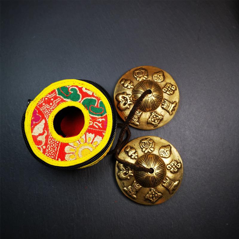 This tingsha bell set was handmade in Nepal,using traditional techniques and materials. It was made of brass,carved astamangal pattern7.4cm diameter,with pure, clear and resonant,good for meditation. Come with tingsha case.