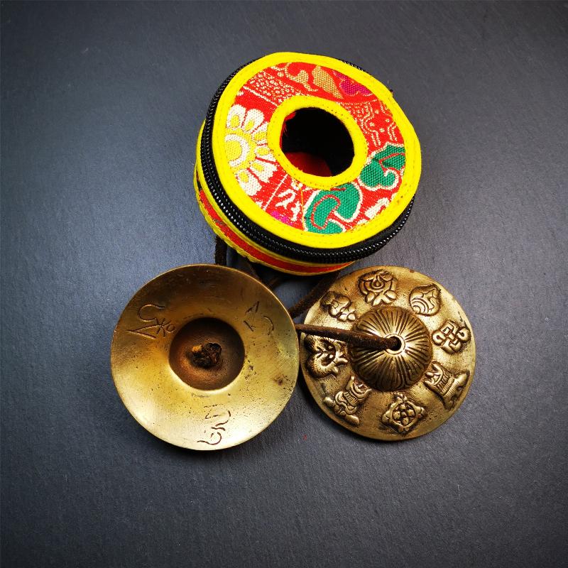 This tingsha bell set was handmade in Nepal,using traditional techniques and materials. It was made of brass,carved astamangal pattern7.4cm diameter,with pure, clear and resonant,good for meditation. Come with tingsha case.