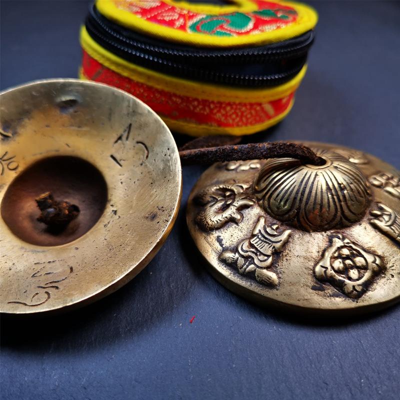 This tingsha bell set was handmade in Nepal,using traditional techniques and materials. It was made of brass,carved astamangal pattern7.4cm diameter,with pure, clear and resonant,good for meditation. Come with tingsha case.