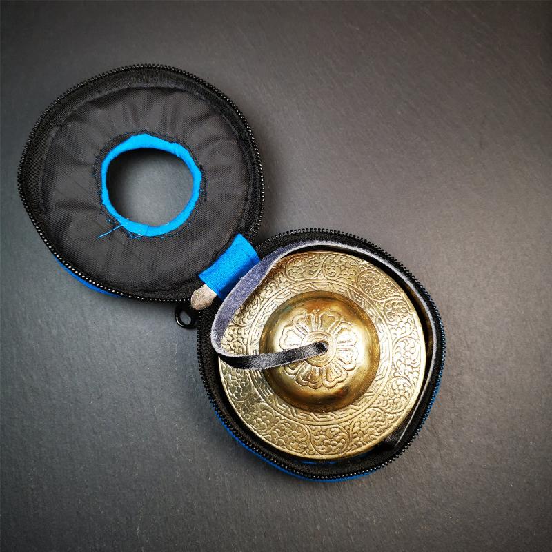 This tingsha bell set was handmade in Nepal,using traditional techniques and materials. It was made of bronze,carved cloud pattern,8.8cm diameter,with pure, clear and resonant,good for meditation. Come with tingsha case.