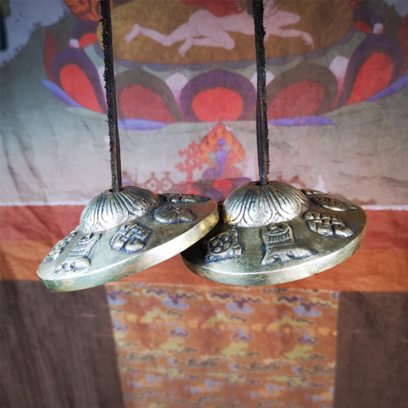 This tingsha bell set was handmade in Nepal,using traditional techniques and materials. It was made of brass,carved astamangal pattern7.4cm diameter,with pure, clear and resonant,good for meditation. Come with tingsha case.
