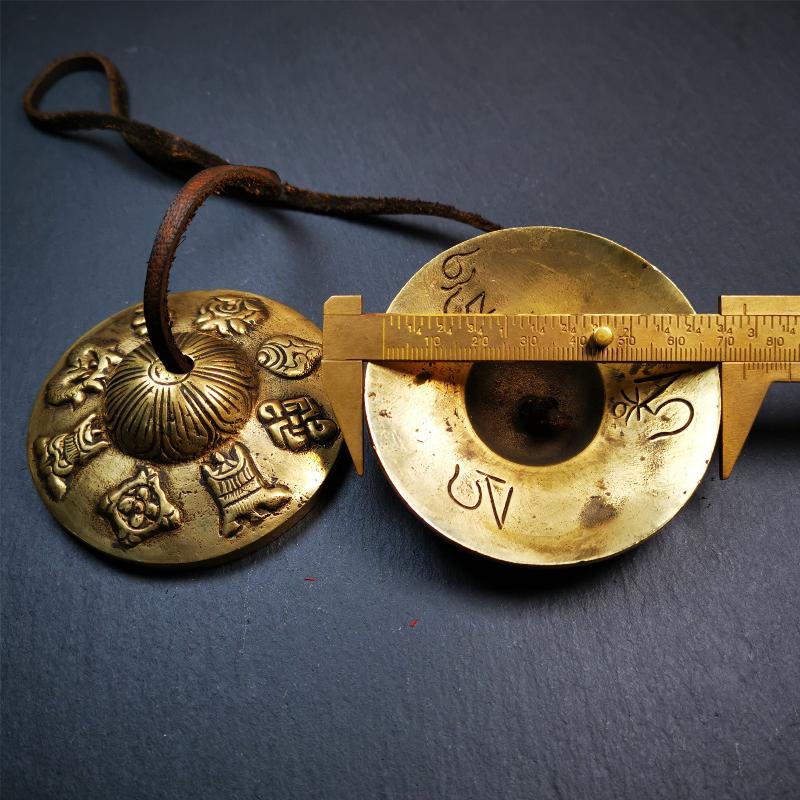This tingsha bell set was handmade in Nepal,using traditional techniques and materials. It was made of brass,carved astamangal pattern7.4cm diameter,with pure, clear and resonant,good for meditation. Come with tingsha case.