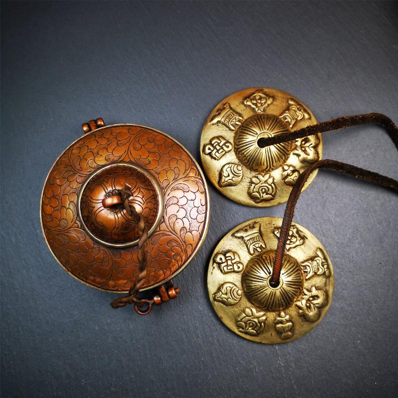 This tingsha bell set was handmade in Nepal,using traditional techniques and materials. It was made of brass,carved astamangal pattern7.4cm diameter,with pure, clear and resonant,good for meditation. Come with tingsha case.