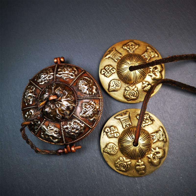 This tingsha bell set was handmade in Nepal,using traditional techniques and materials. It was made of brass,carved astamangal pattern7.4cm diameter,with pure, clear and resonant,good for meditation. Come with tingsha case.