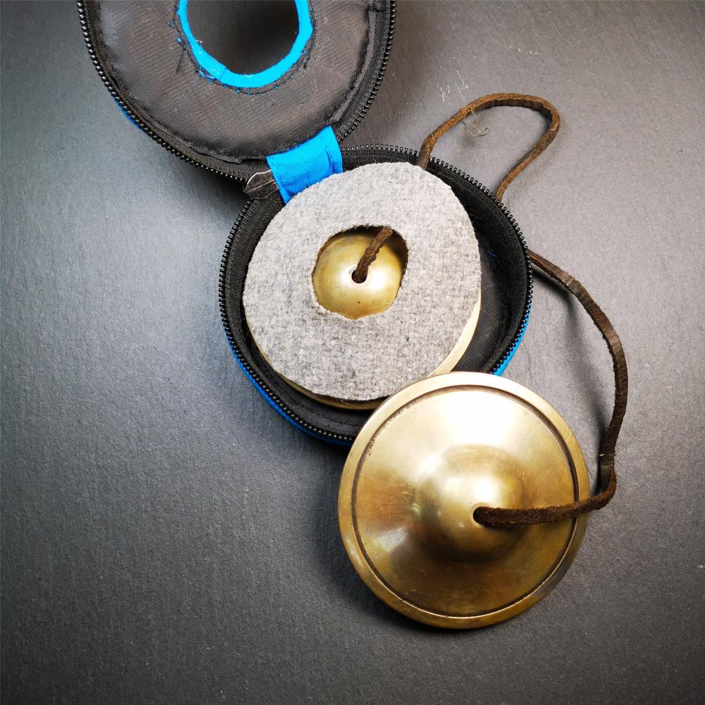 This tingsha bell set was handmade in Nepal,using traditional techniques and materials. It was made of copper,8.3cm diameter,with pure, clear and resonant,good for meditation. Come with tingsha case.