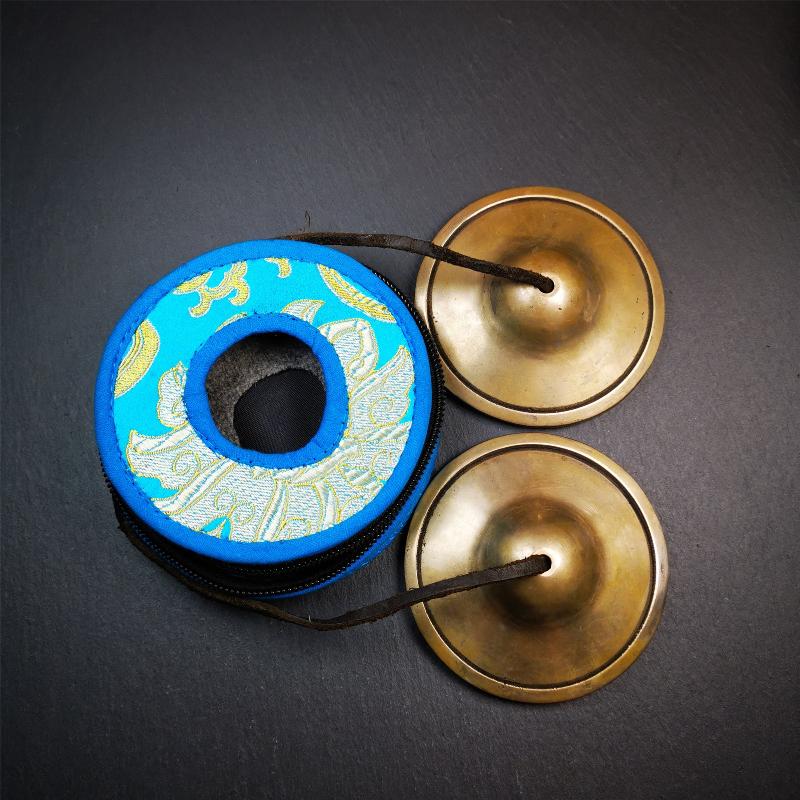 This tingsha bell set was handmade in Nepal,using traditional techniques and materials. It was made of copper,8.3cm diameter,with pure, clear and resonant,good for meditation. Come with tingsha case.