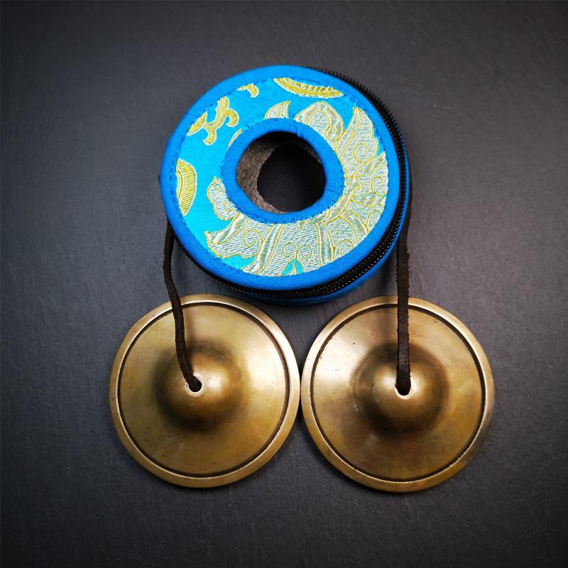 This tingsha bell set was handmade in Nepal,using traditional techniques and materials. It was made of copper,8.3cm diameter,with pure, clear and resonant,good for meditation. Come with tingsha case.