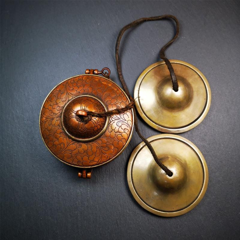 This tingsha bell set was handmade in Nepal,using traditional techniques and materials. It was made of copper,8.3cm diameter,with pure, clear and resonant,good for meditation. Come with tingsha case.