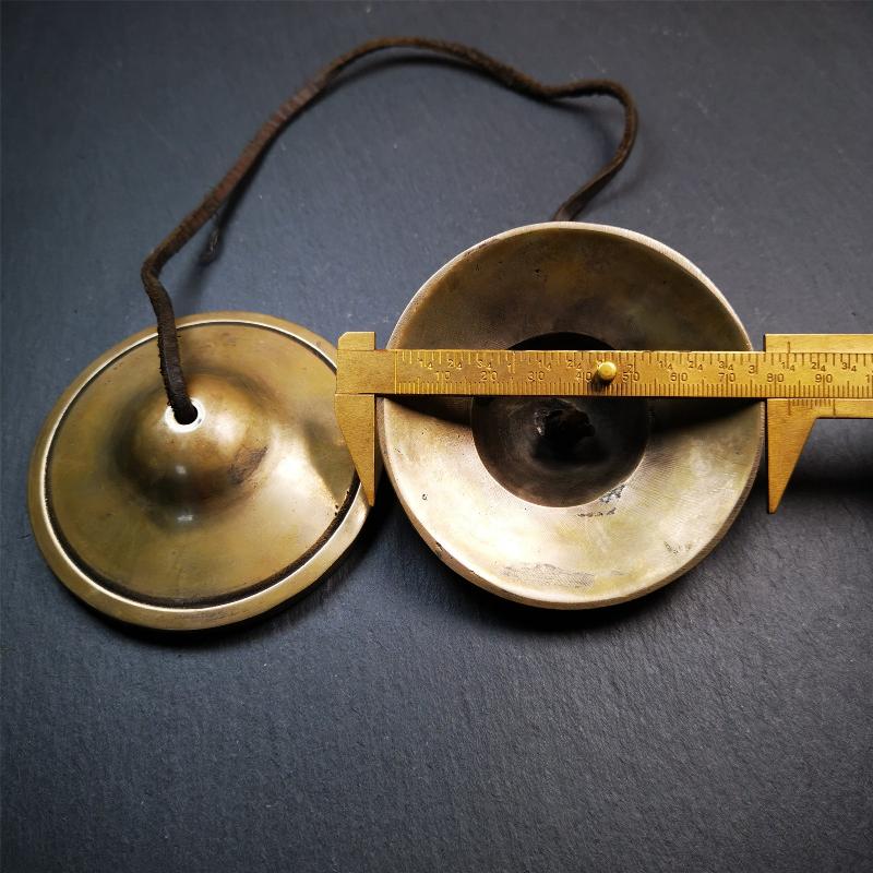 This tingsha bell set was handmade in Nepal,using traditional techniques and materials. It was made of copper,8.3cm diameter,with pure, clear and resonant,good for meditation. Come with tingsha case.