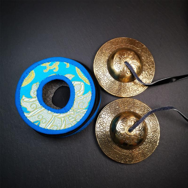 This tingsha bell set was handmade in Nepal,using traditional techniques and materials. It was made of bronze,carved cloud pattern,8.8cm diameter,with pure, clear and resonant,good for meditation. Come with tingsha case.