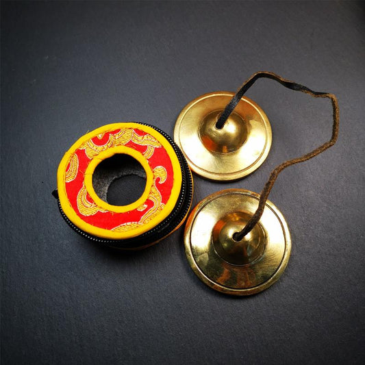 This tingsha bell set was handmade in Nepal,using traditional techniques and materials. It was made of brass,6.5cm diameter,shiny color,with pure, clear and resonant,good for meditation. Come with tingsha case.