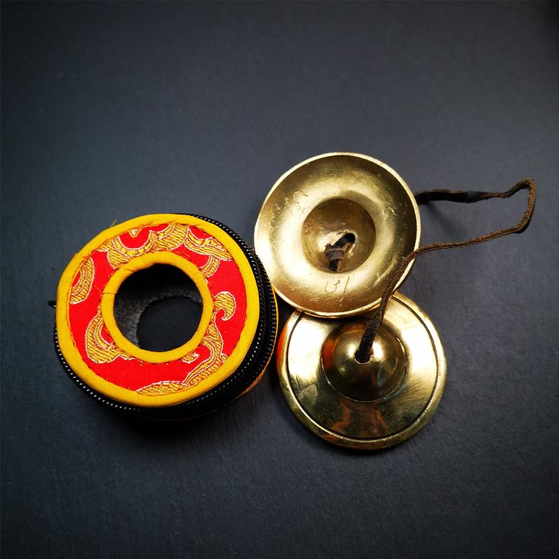This tingsha bell set was handmade in Nepal,using traditional techniques and materials. It was made of brass,6.5cm diameter,shiny color,with pure, clear and resonant,good for meditation. Come with tingsha case.