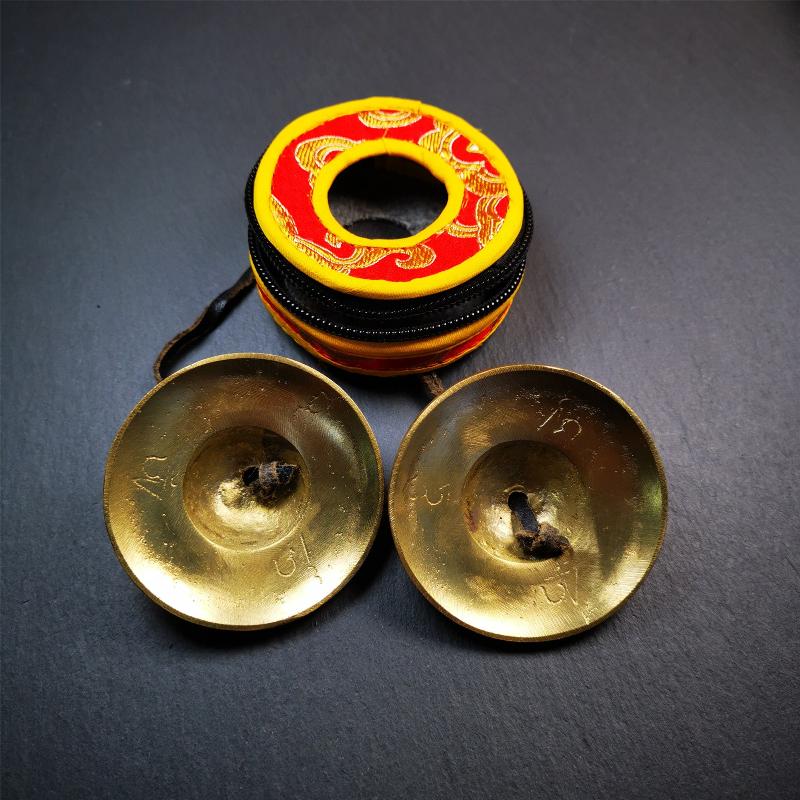 This tingsha bell set was handmade in Nepal,using traditional techniques and materials. It was made of brass,6.5cm diameter,shiny color,with pure, clear and resonant,good for meditation. Come with tingsha case.