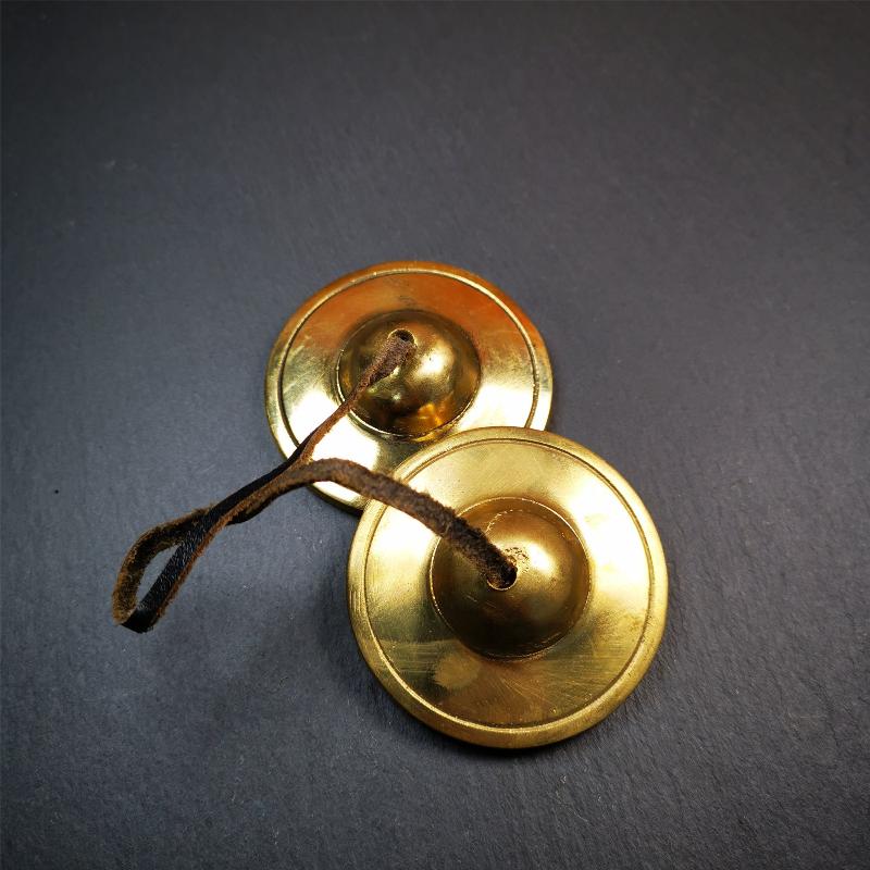 This tingsha bell set was handmade in Nepal,using traditional techniques and materials. It was made of brass,6.5cm diameter,shiny color,with pure, clear and resonant,good for meditation. Come with tingsha case.