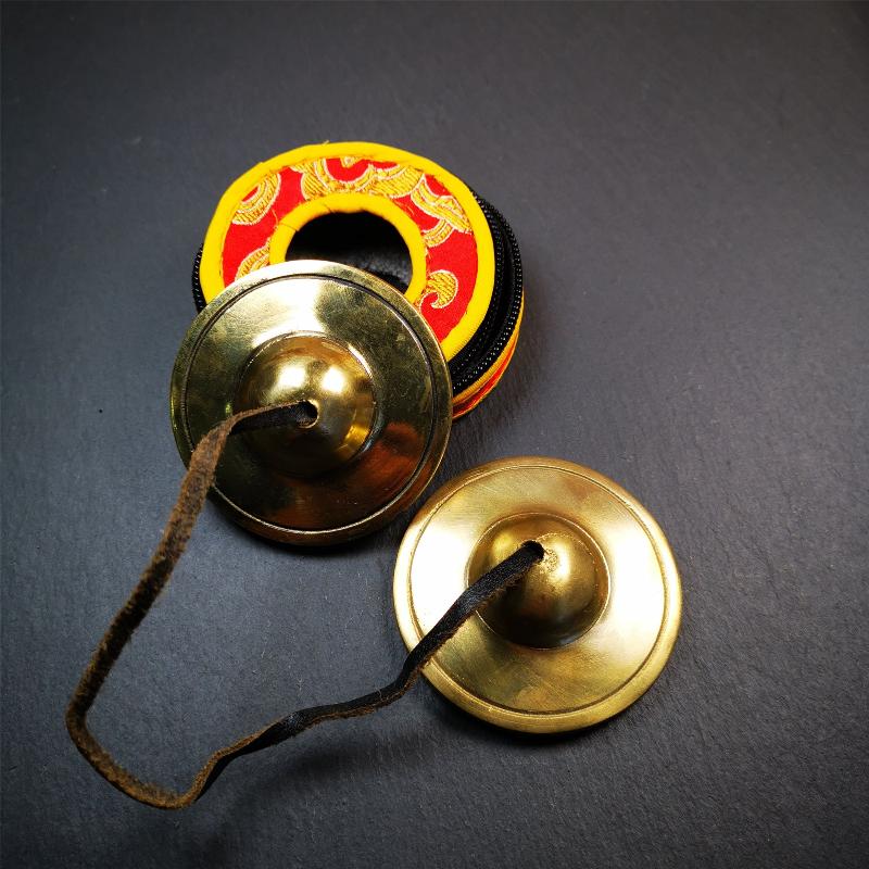 This tingsha bell set was handmade in Nepal,using traditional techniques and materials. It was made of brass,6.5cm diameter,shiny color,with pure, clear and resonant,good for meditation. Come with tingsha case.