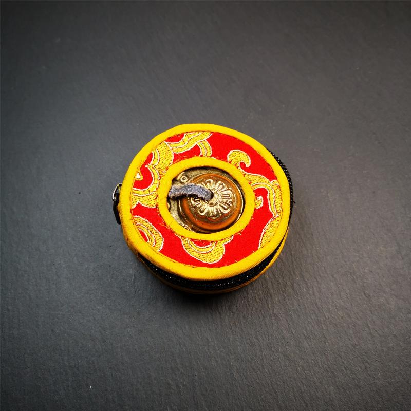 This tingsha bell set was handmade in Nepal,using traditional techniques and materials. It was made of brass,carved om mani padme hum mantra,6.5cm diameter,with pure, clear and resonant,good for meditation. Come with tingsha case.