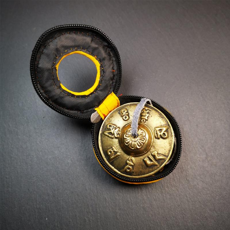 This tingsha bell set was handmade in Nepal,using traditional techniques and materials. It was made of brass,carved om mani padme hum mantra,6.5cm diameter,with pure, clear and resonant,good for meditation. Come with tingsha case.