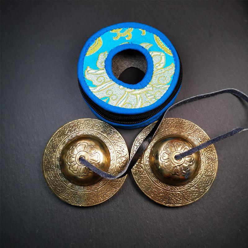 This tingsha bell set was handmade in Nepal,using traditional techniques and materials. It was made of bronze,carved cloud pattern,8.8cm diameter,with pure, clear and resonant,good for meditation. Come with tingsha case.