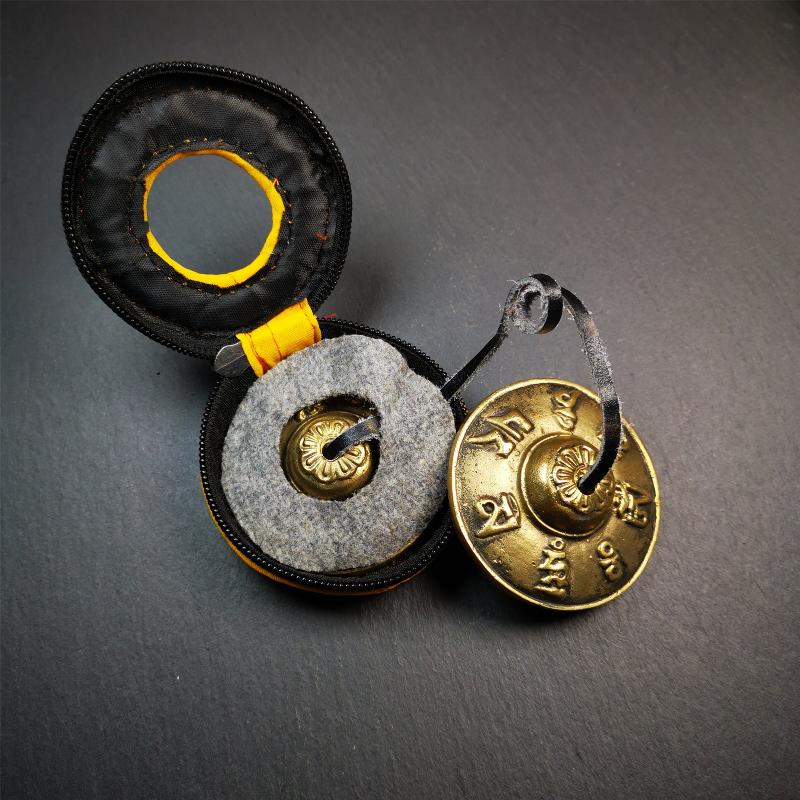 This tingsha bell set was handmade in Nepal,using traditional techniques and materials. It was made of brass,carved om mani padme hum mantra,6.5cm diameter,with pure, clear and resonant,good for meditation. Come with tingsha case.