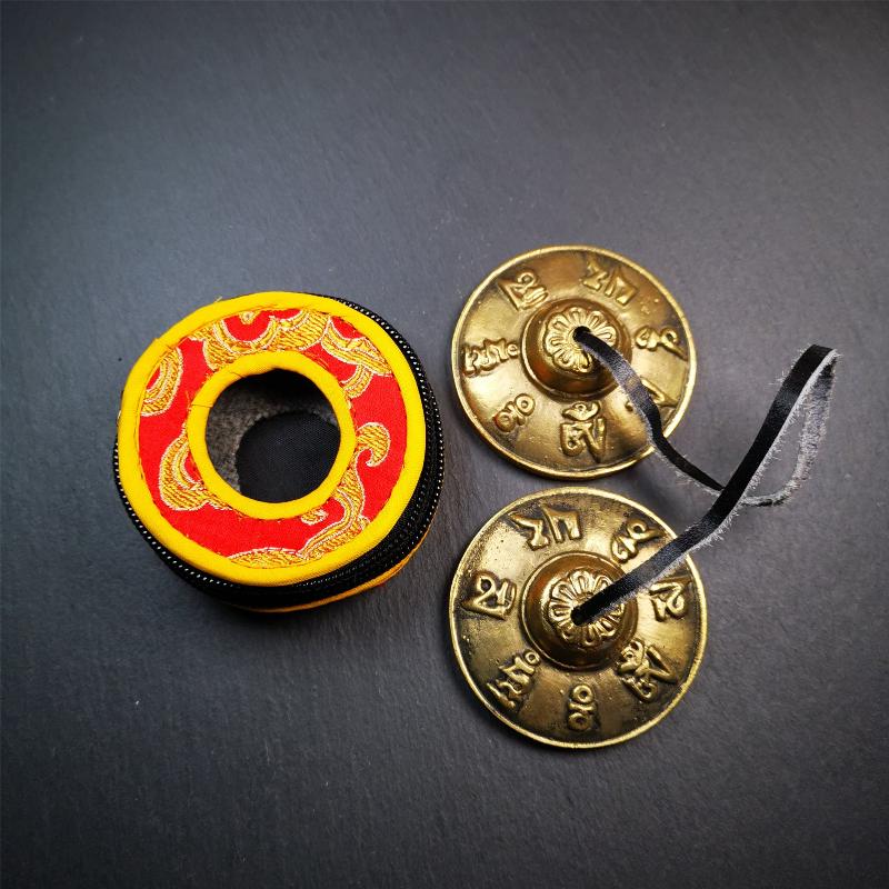 This tingsha bell set was handmade in Nepal,using traditional techniques and materials. It was made of brass,carved om mani padme hum mantra,6.5cm diameter,with pure, clear and resonant,good for meditation. Come with tingsha case.
