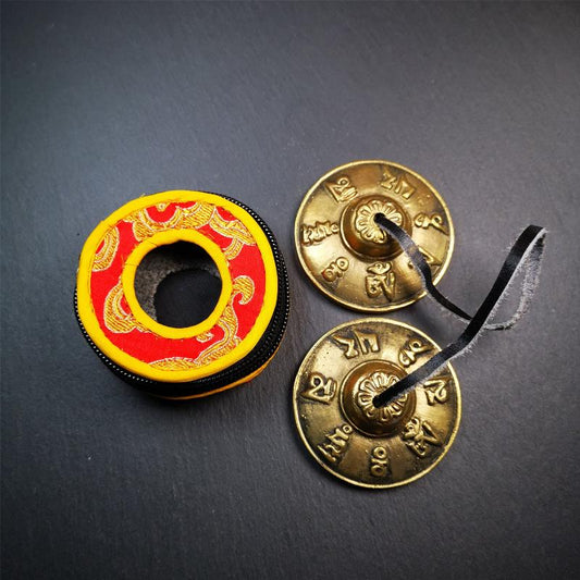 This tingsha bell set was handmade in Nepal,using traditional techniques and materials. It was made of brass,carved om mani padme hum mantra,6.5cm diameter,with pure, clear and resonant,good for meditation. Come with tingsha case.