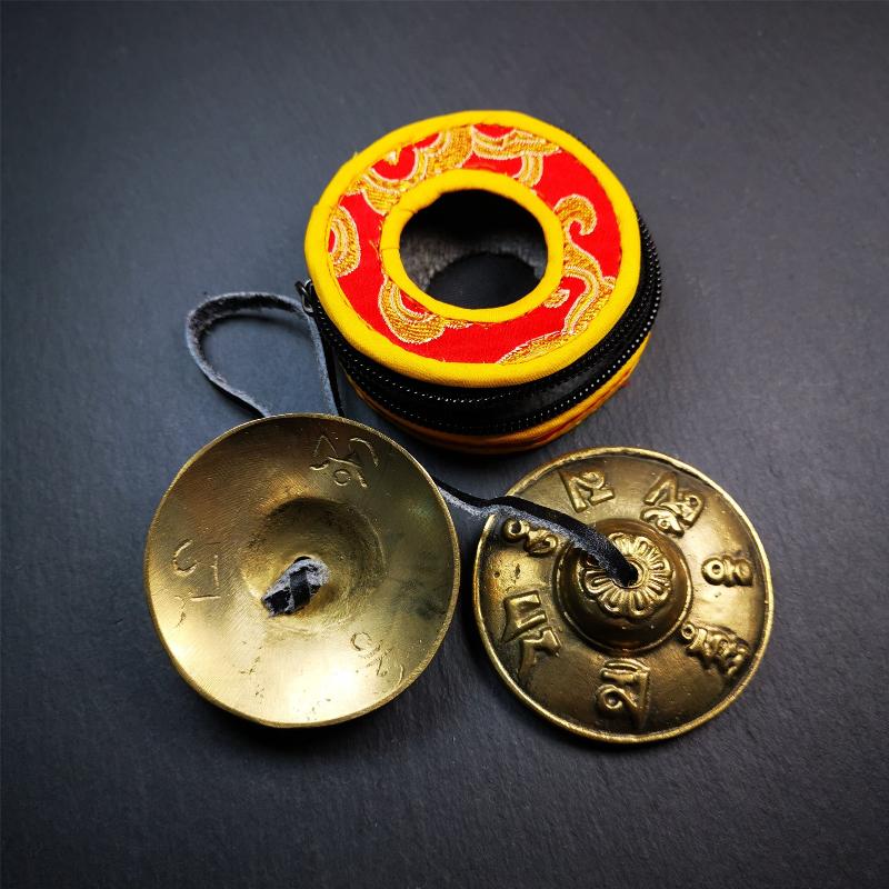 This tingsha bell set was handmade in Nepal,using traditional techniques and materials. It was made of brass,carved om mani padme hum mantra,6.5cm diameter,with pure, clear and resonant,good for meditation. Come with tingsha case.