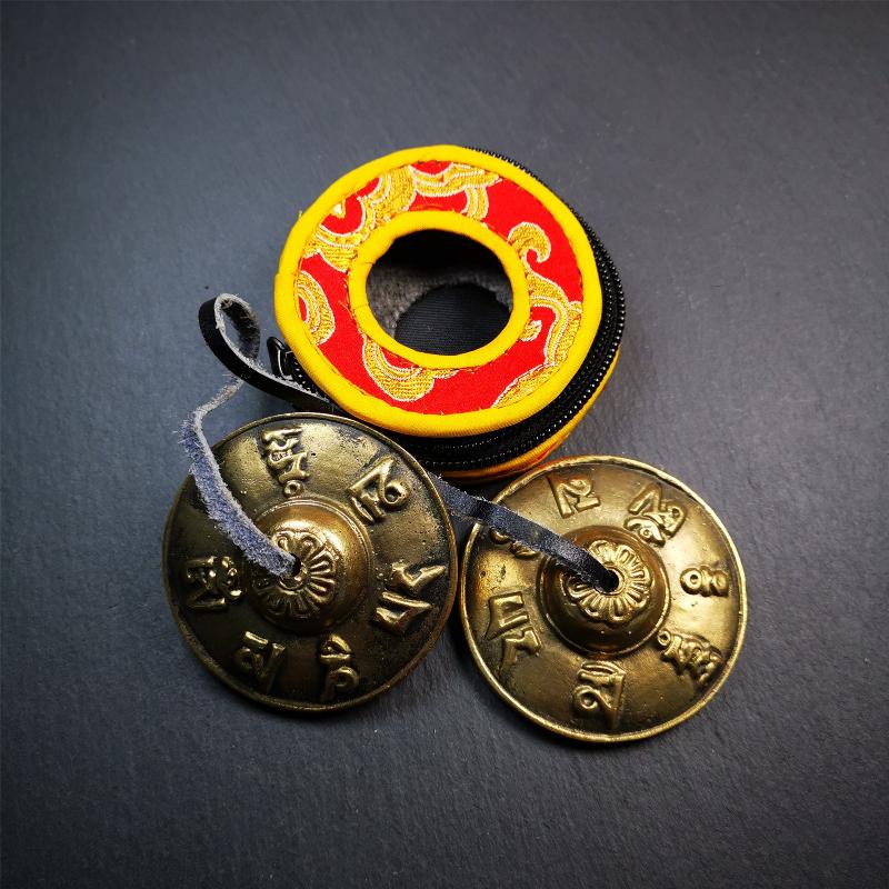 This tingsha bell set was handmade in Nepal,using traditional techniques and materials. It was made of brass,carved om mani padme hum mantra,6.5cm diameter,with pure, clear and resonant,good for meditation. Come with tingsha case.