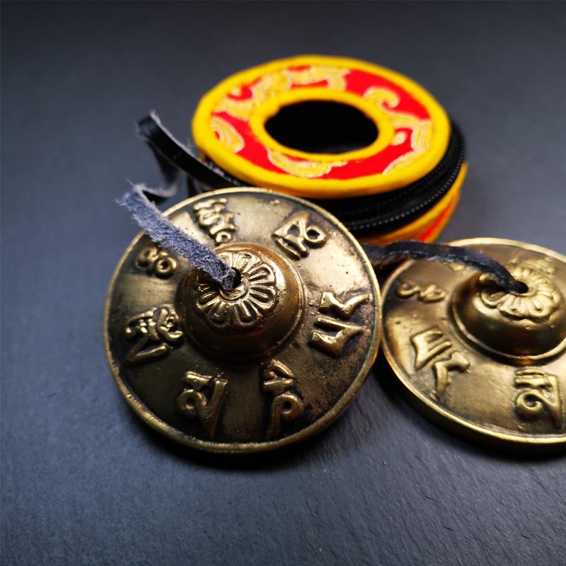 This tingsha bell set was handmade in Nepal,using traditional techniques and materials. It was made of brass,carved om mani padme hum mantra,6.5cm diameter,with pure, clear and resonant,good for meditation. Come with tingsha case.
