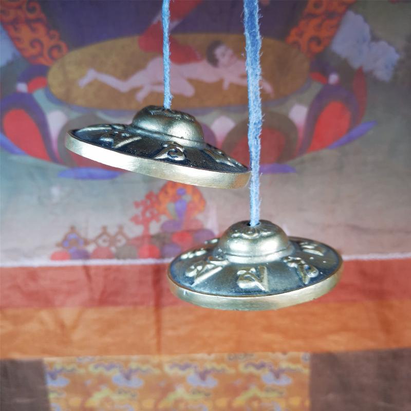 This tingsha bell set was handmade in Nepal,using traditional techniques and materials. It was made of brass,carved om mani padme hum mantra,6.5cm diameter,with pure, clear and resonant,good for meditation. Come with tingsha case.