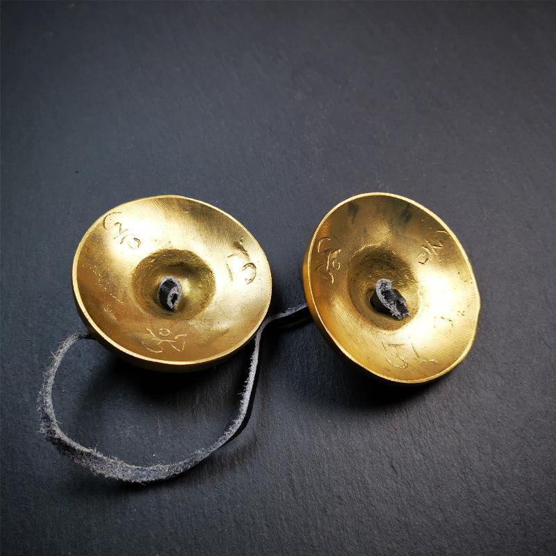 This tingsha bell set was handmade in Nepal,using traditional techniques and materials. It was made of brass,carved om mani padme hum mantra,6.5cm diameter,with pure, clear and resonant,good for meditation. Come with tingsha case.