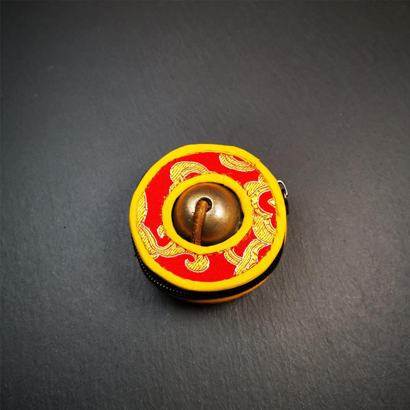 This tingsha bell set was handmade in Nepal,using traditional techniques and materials. It was made of brass,carved om mani padme hum mantra,6.5cm diameter,with pure, clear and resonant,good for meditation. Come with tingsha case.