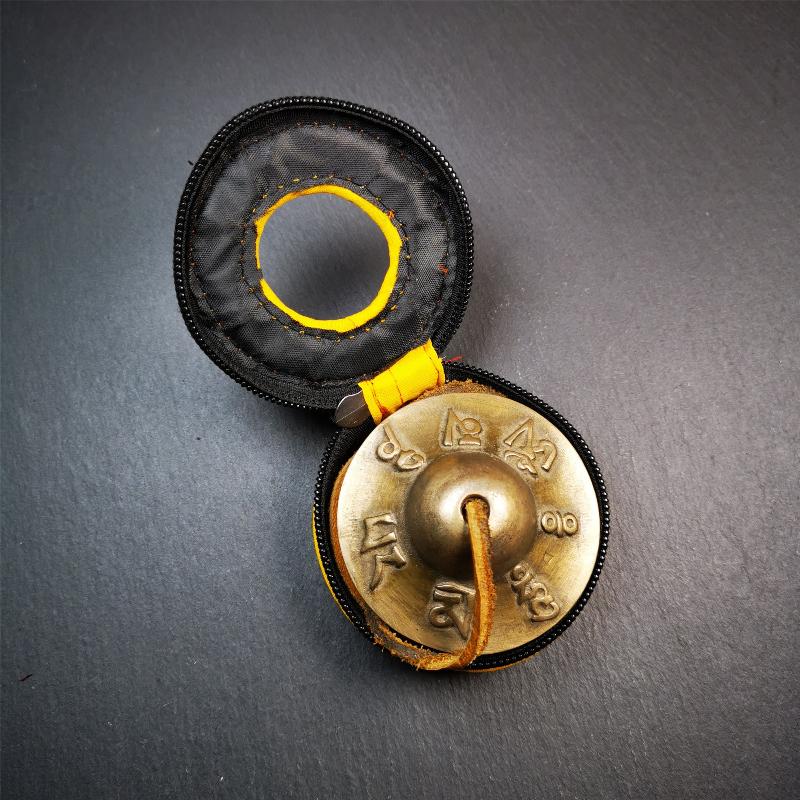 This tingsha bell set was handmade in Nepal,using traditional techniques and materials. It was made of brass,carved om mani padme hum mantra,6.5cm diameter,with pure, clear and resonant,good for meditation. Come with tingsha case.