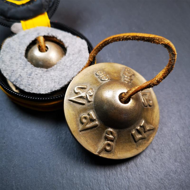 This tingsha bell set was handmade in Nepal,using traditional techniques and materials. It was made of brass,carved om mani padme hum mantra,6.5cm diameter,with pure, clear and resonant,good for meditation. Come with tingsha case.