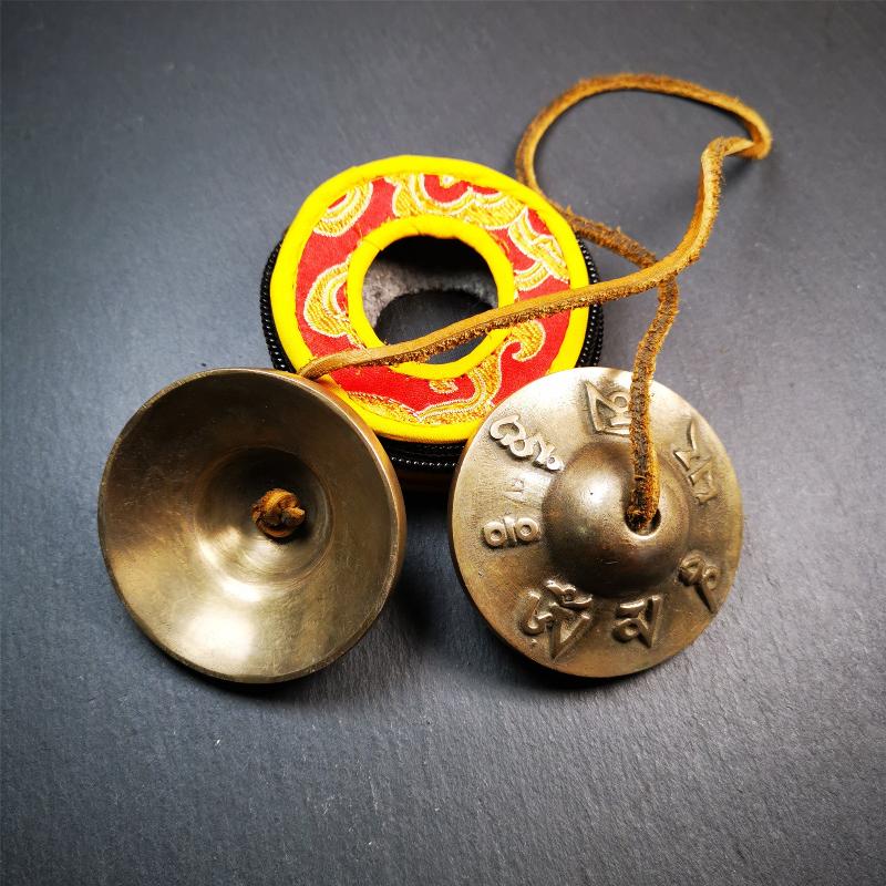 This tingsha bell set was handmade in Nepal,using traditional techniques and materials. It was made of brass,carved om mani padme hum mantra,6.5cm diameter,with pure, clear and resonant,good for meditation. Come with tingsha case.