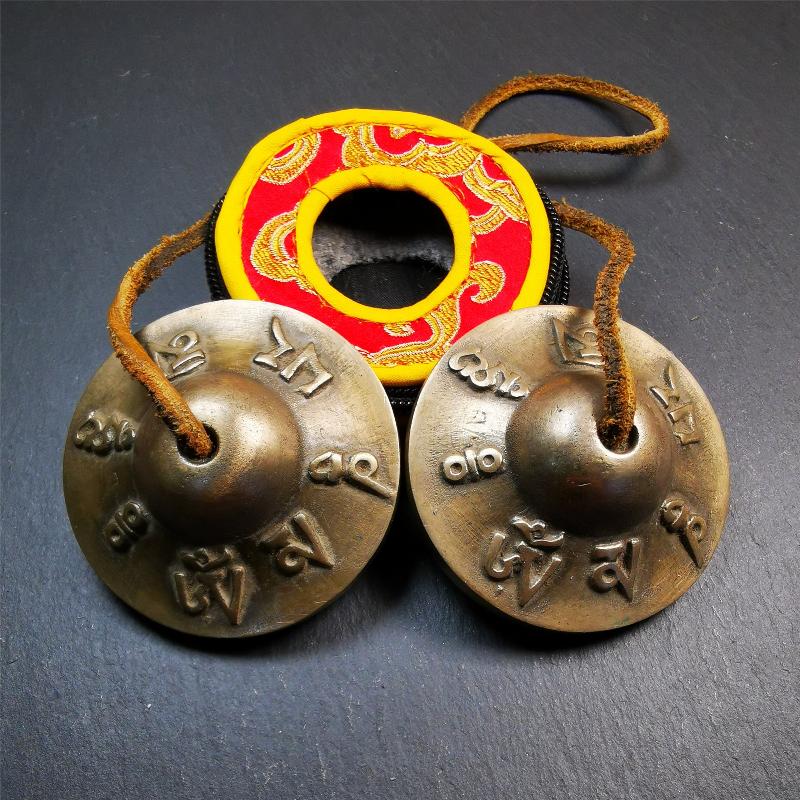 This tingsha bell set was handmade in Nepal,using traditional techniques and materials. It was made of brass,carved om mani padme hum mantra,6.5cm diameter,with pure, clear and resonant,good for meditation. Come with tingsha case.