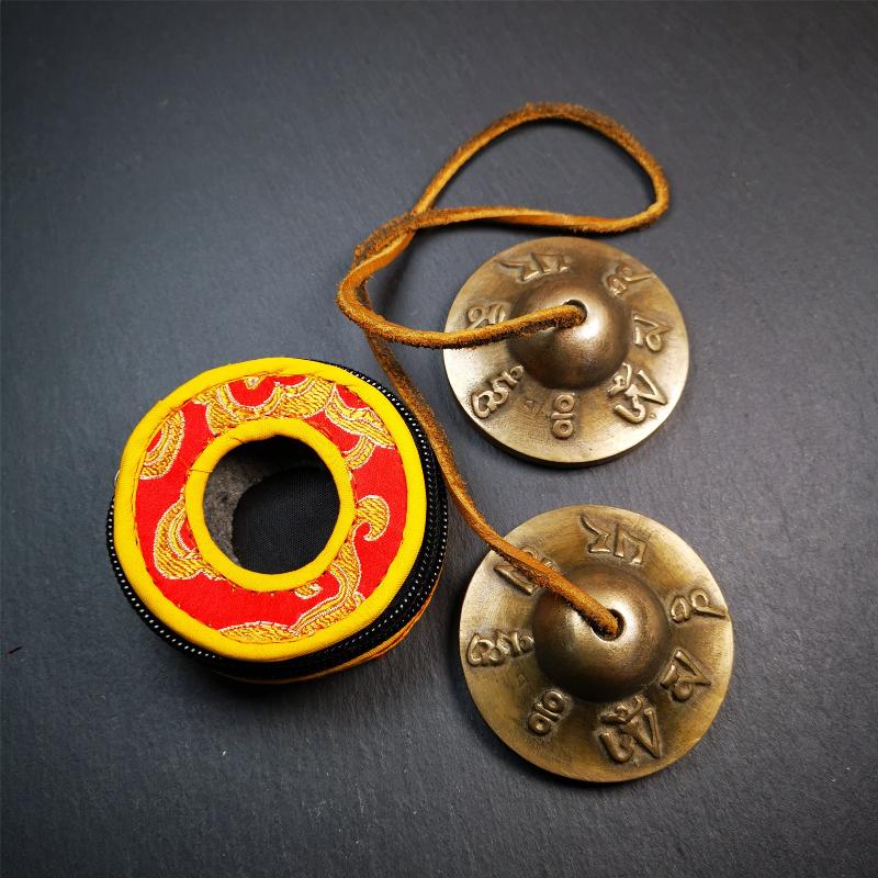 This tingsha bell set was handmade in Nepal,using traditional techniques and materials. It was made of brass,carved om mani padme hum mantra,6.5cm diameter,with pure, clear and resonant,good for meditation. Come with tingsha case.