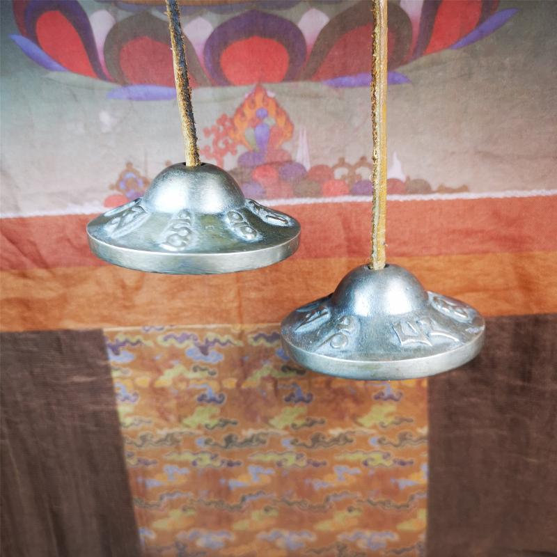 This tingsha bell set was handmade in Nepal,using traditional techniques and materials. It was made of brass,carved om mani padme hum mantra,6.5cm diameter,with pure, clear and resonant,good for meditation. Come with tingsha case.