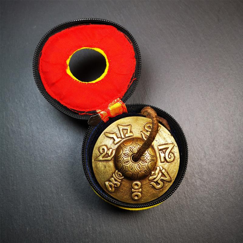 This tingsha bell set was handmade in Nepal,using traditional techniques and materials. It was made of brass,carved om mani padme hum mantra,7.4cm diameter,with pure, clear and resonant,good for meditation. Come with tingsha case.