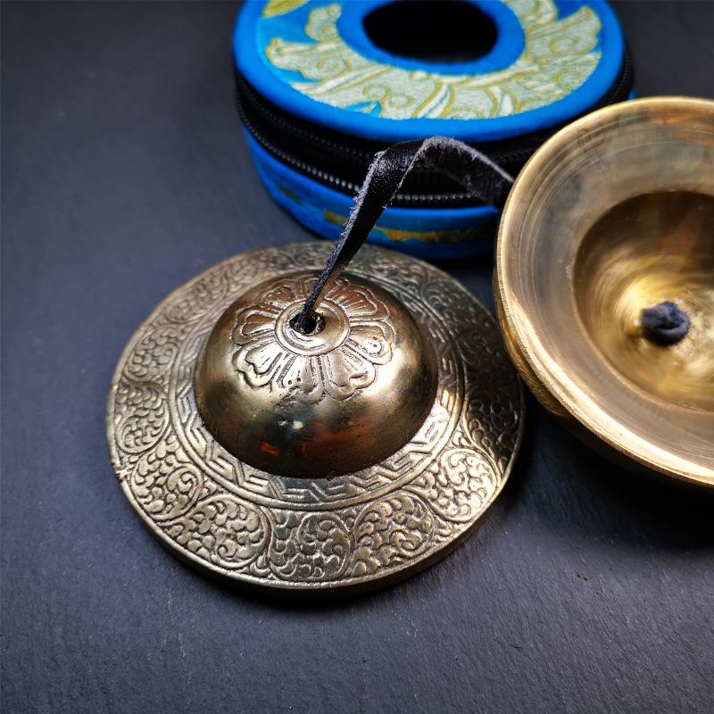 This tingsha bell set was handmade in Nepal,using traditional techniques and materials. It was made of bronze,carved cloud pattern,8.8cm diameter,with pure, clear and resonant,good for meditation. Come with tingsha case.