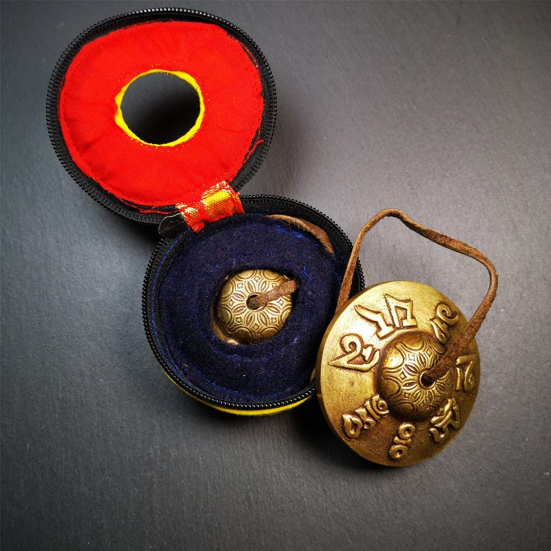 This tingsha bell set was handmade in Nepal,using traditional techniques and materials. It was made of brass,carved om mani padme hum mantra,7.4cm diameter,with pure, clear and resonant,good for meditation. Come with tingsha case.