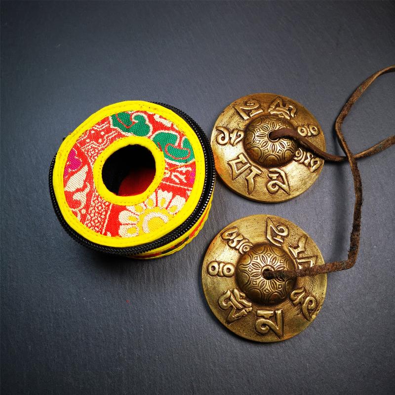 This tingsha bell set was handmade in Nepal,using traditional techniques and materials. It was made of brass,carved om mani padme hum mantra,7.4cm diameter,with pure, clear and resonant,good for meditation. Come with tingsha case.