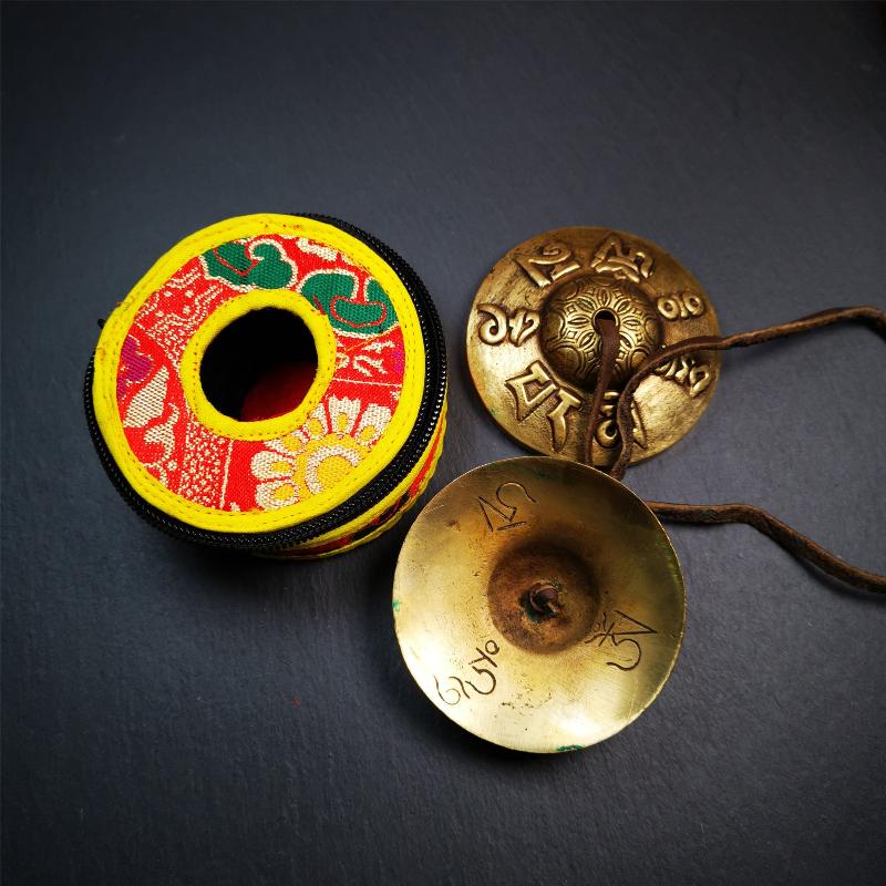 This tingsha bell set was handmade in Nepal,using traditional techniques and materials. It was made of brass,carved om mani padme hum mantra,7.4cm diameter,with pure, clear and resonant,good for meditation. Come with tingsha case.